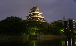Castillo de Hiroshima de noche
