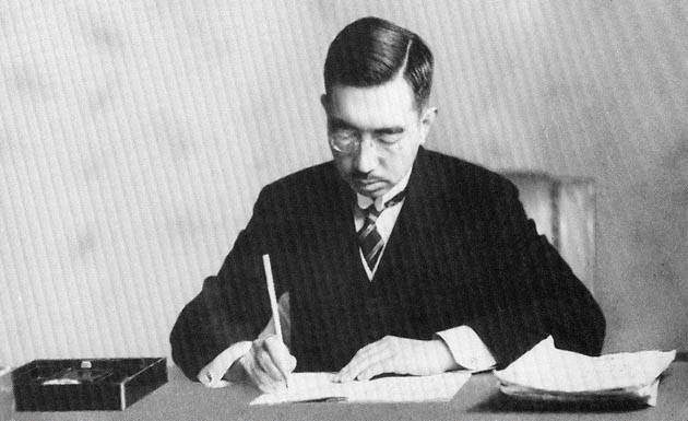 Emperador Hirohito firmando la Constitución de 1947