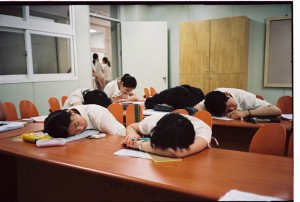 Gente durmiendo en el trabajo en Japón