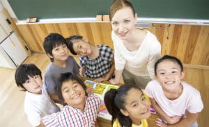Niños japoneses aprendiendo inglés