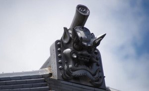 Figura de Oni en el techo de un edificio (Onigawara)