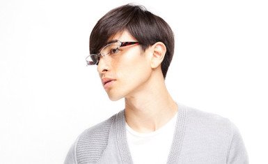 japonés con lentes