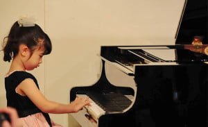 niña japonesa tocando el piano