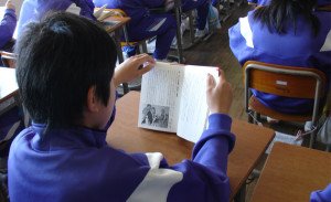 niño japonés leyendo