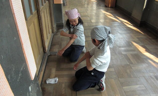 niños japoneses haciendo el aseo