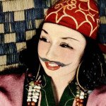 mujer ainu tatuada