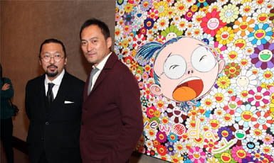 Takashi Murakami frente a uno de sus murales