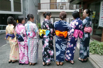 mujeres jóvenes con yukata