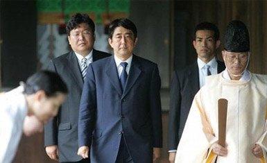 Shinzo Abe visita el santuario de Yasukuni