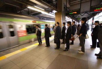 fila en el metro de Japón