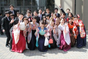 graduandos vistiendo hakama