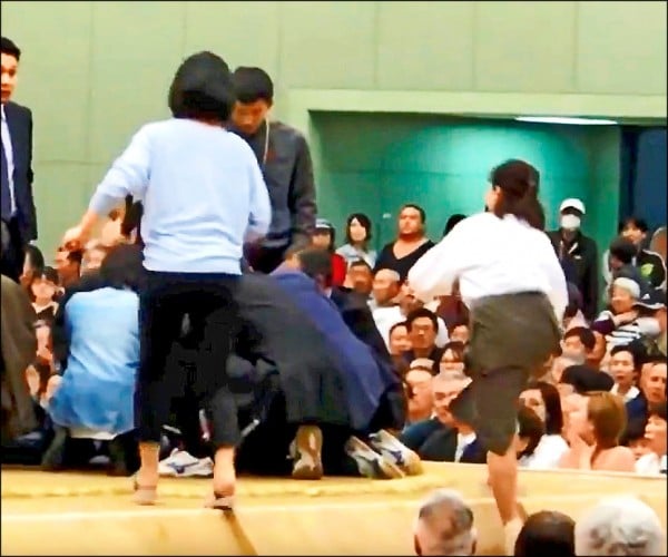 Escándalo de discriminación en el Sumo: Prohiben a alcaldesa subir al ring
