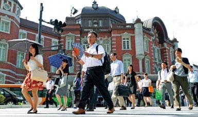 transeúntes en la estación de Tokyo evitando la ola de calor en Japón