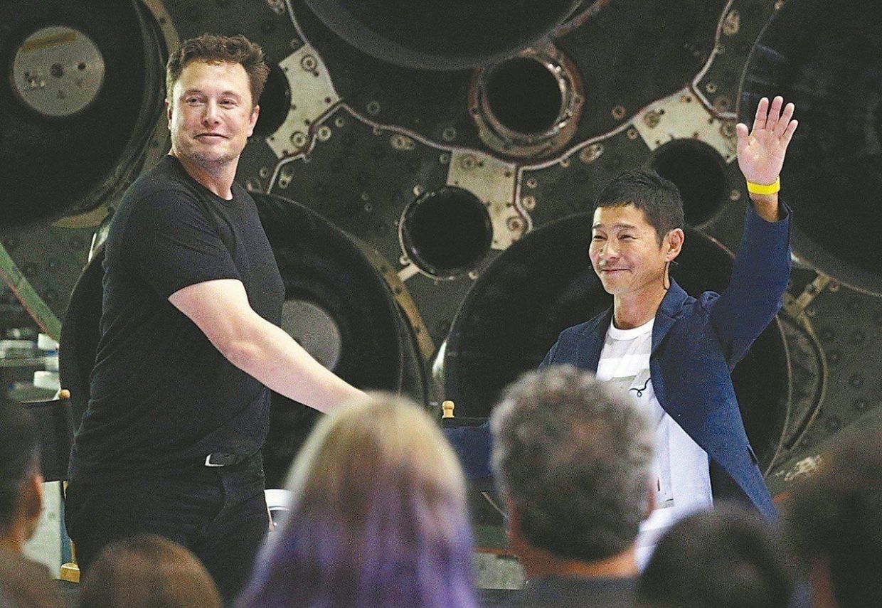 Musk y Maezawa en rueda de prensa