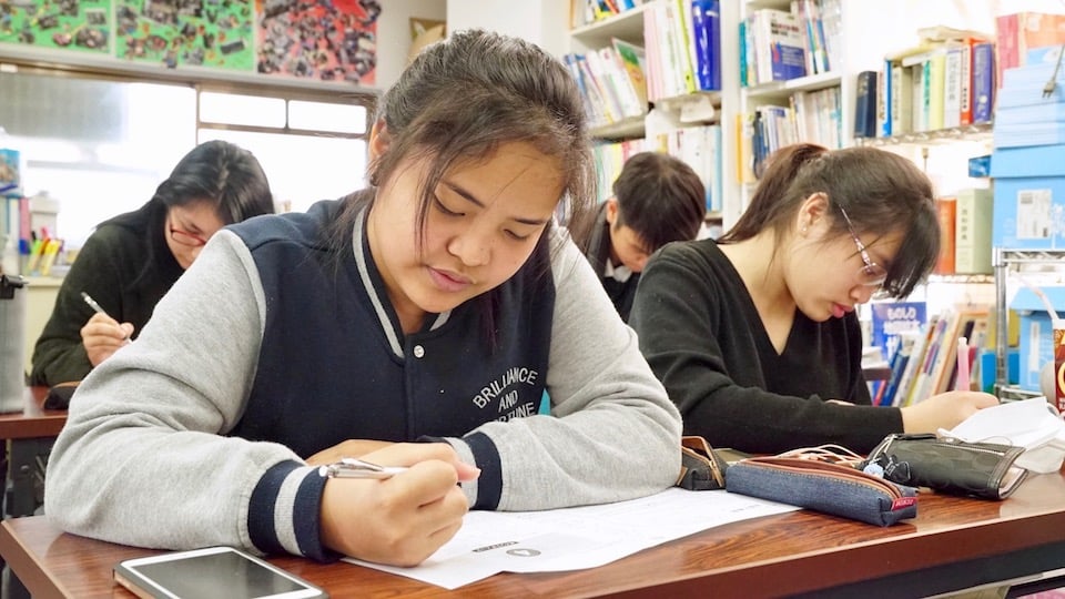 Estudiantes inmigrantes atendiendo una escuela en Japón.