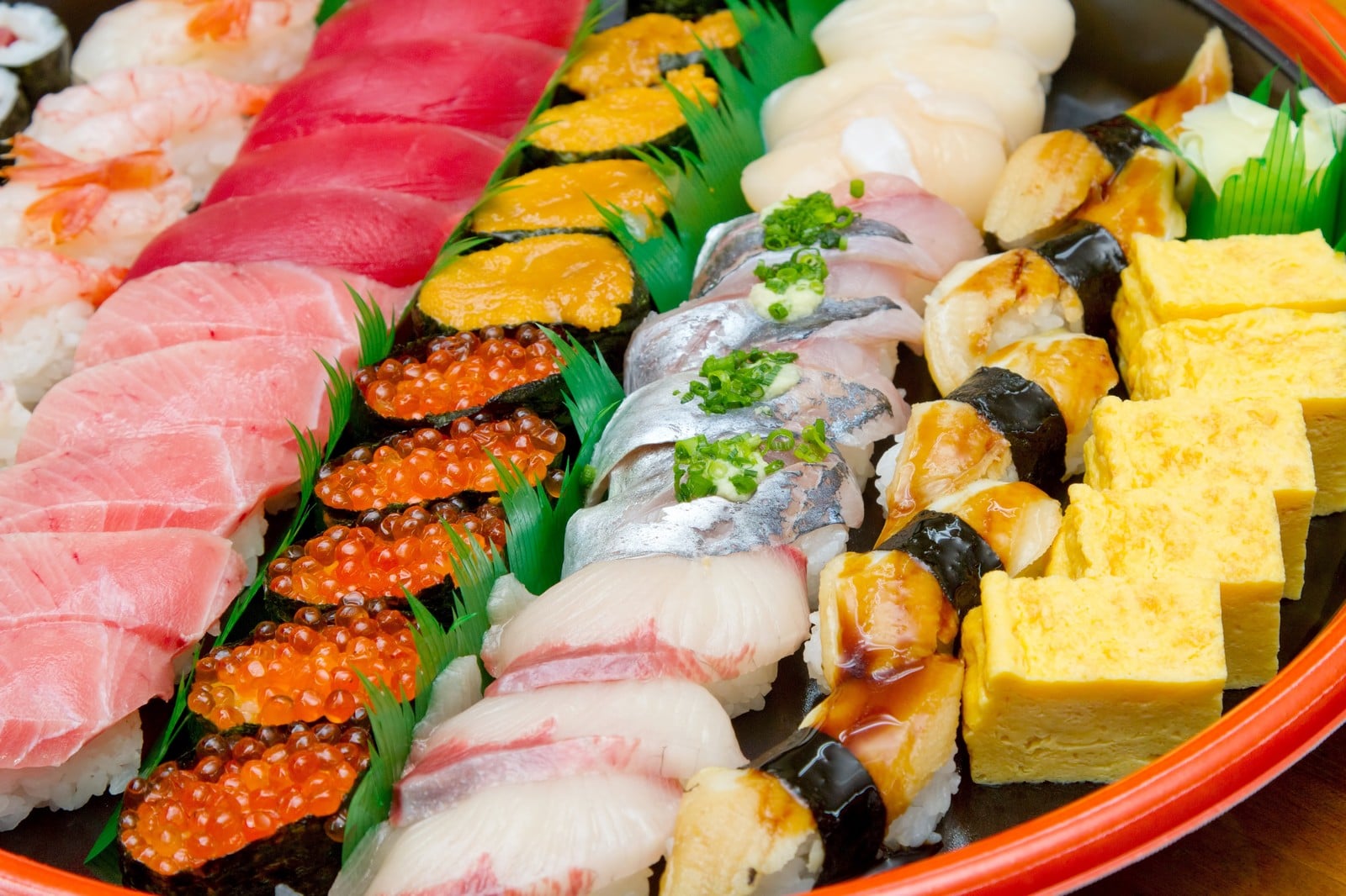 ¿Por qué el sushi tiene pasto decorativo entre pieza y pieza?
