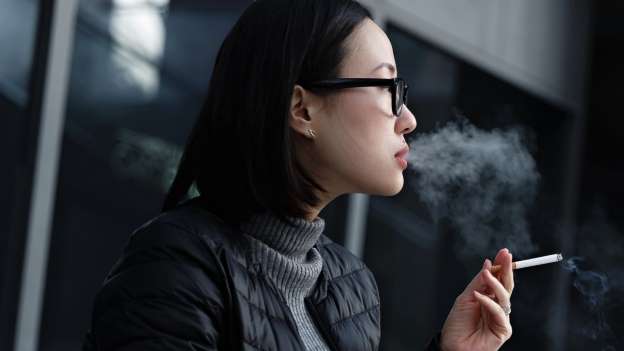 mujer japonesa fumando