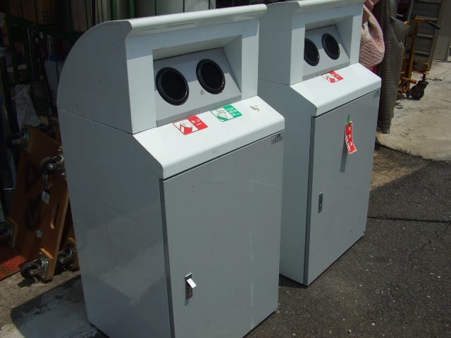¿Por qué los botes de basura en Japón tienen dos entradas y un sólo contenedor?