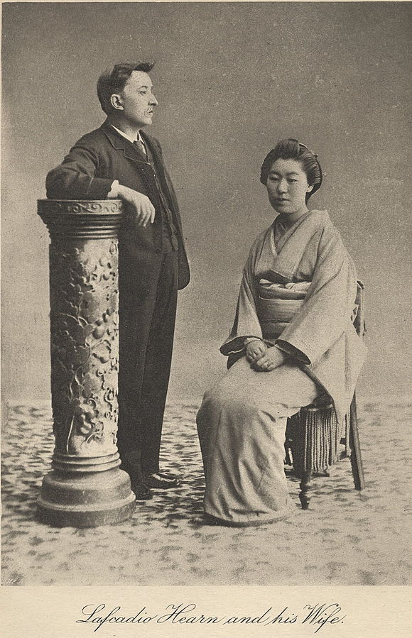 Lafcadio Hearn al lado de Koizumi Setsu, su esposa