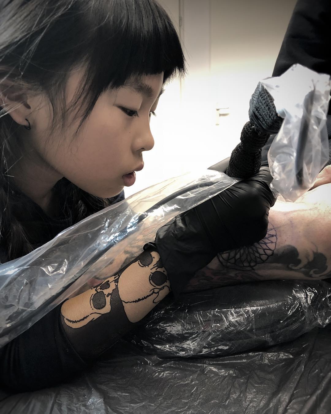 Noko, la tatuadora más joven del mundo